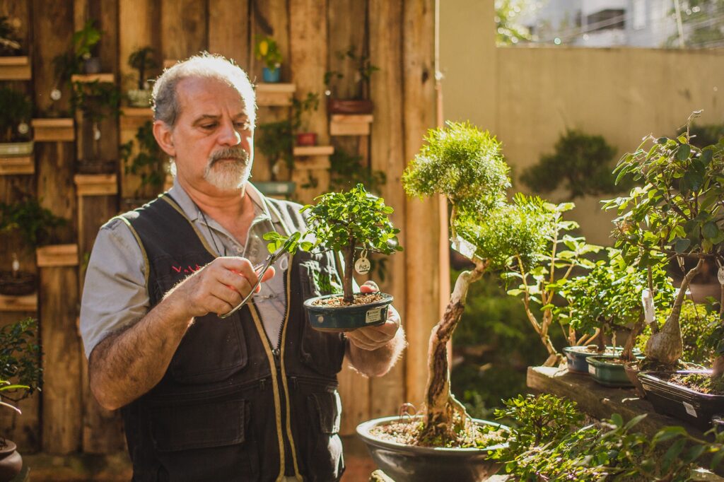 Valdoir Rocha da Silva, pai de Vinícius, fundou em 94 a Escola Viva Bonsai, em Porto Alegre. Crédito Divulgação